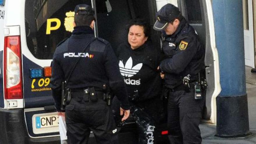 La inquilina del piso de Loureiro Crespo sale del furgón policial para declarar ante el juez.  // R.V.