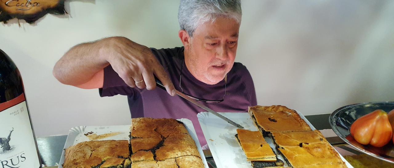 Un hostelero de Redondela prepara unas raciones de empanada de choco.