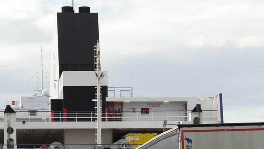 Un camión accediendo al barco de Gijón a Nantes.