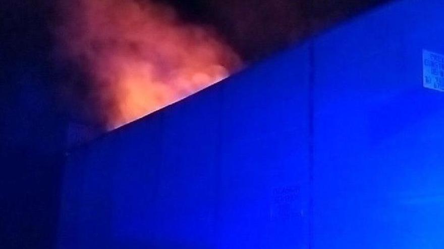 S’incendia una fàbrica tèxtil en un polígon d’Alcoi