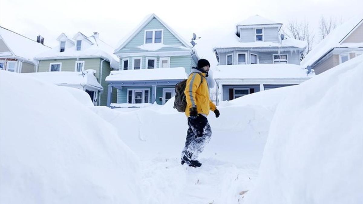 Brian Cintron camina en dirección a su casa, en el sur de Buffalo, en el tercer día consecutivo de nevadas.