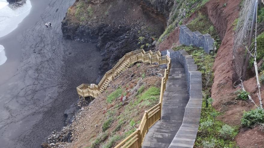 Escalera de acceso a la playa de Los Patos