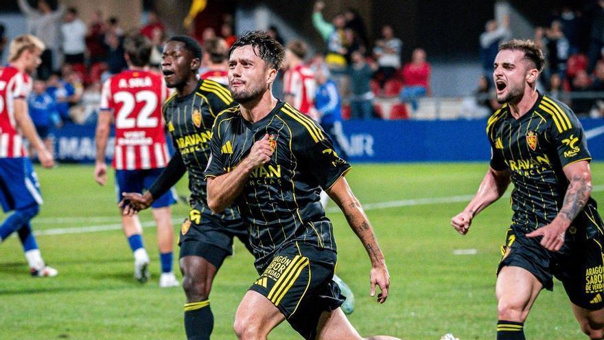 El Real Zaragoza ya es el más goleador de Primera RFEF: el líder da en la diana