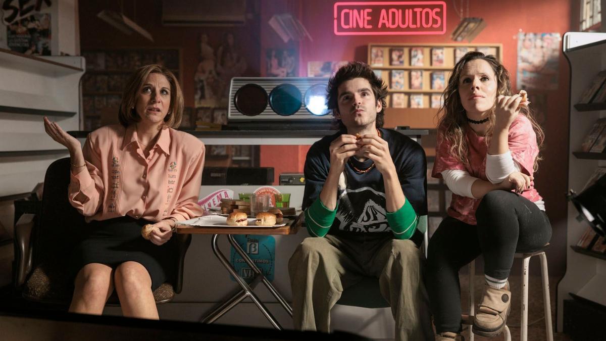 Fotograma de 'Cochinas', aparecen los protagonistas