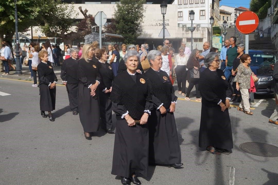 Candás vuelve a vibrar con la procesión del Cristo: así se vivió una de las citas más emblemáticas de la villa