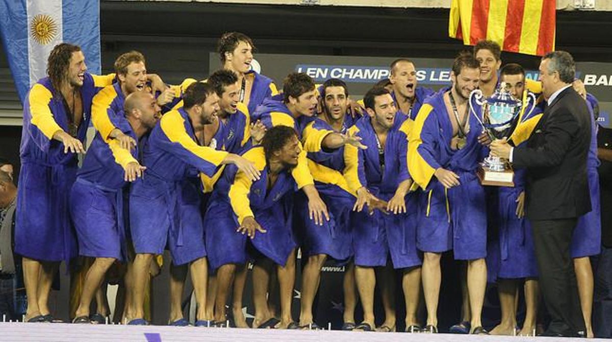 Els jugadors de l’Atlètic Barceloneta reben el trofeu que els acredita com a campions d’Europa de waterpolo, a les piscines Picornell Els jugadors de l’Atlètic Barceloneta reben el trofeu que els acredita com a campions d’Europa de waterpolo, a les piscines Picornell