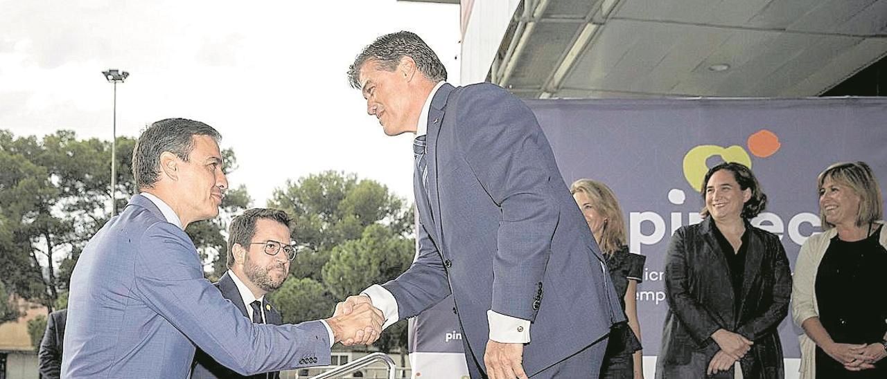 Pedro Sánchez y Pere Aragonés saludan a Antoni Cañete, con Ada Colau observando, en los premios Pimec