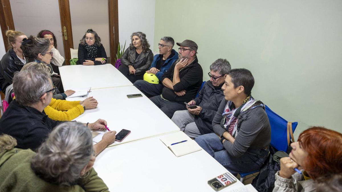 Los vecinos de Canamunt se reunieron en una asamblea para analizar el estado de la vivienda en la barriada.