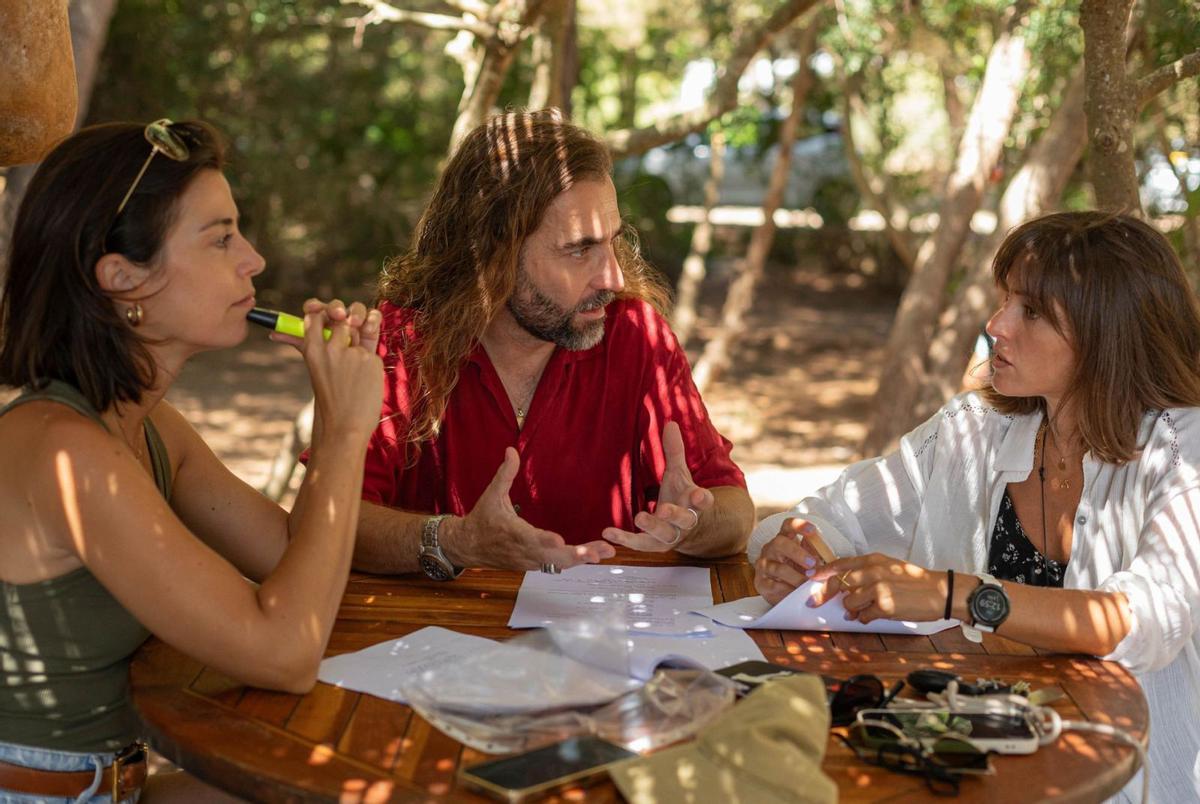 El director del corto, Menna Fité, el pasado 5 de septiembre en Eivissa, reunido con Hermosilla y Campos.   | PILAR CAMACHO