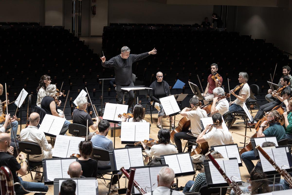 La Orquesta de València ensayando con la soprano Ángeles Blancas.