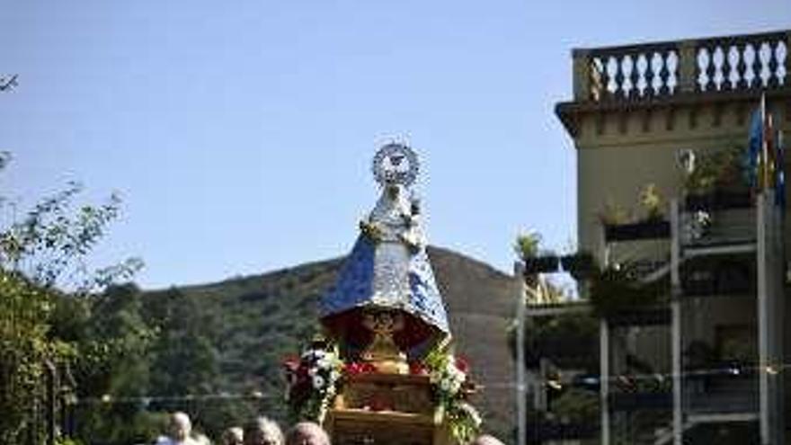 Procesión con la Santina.