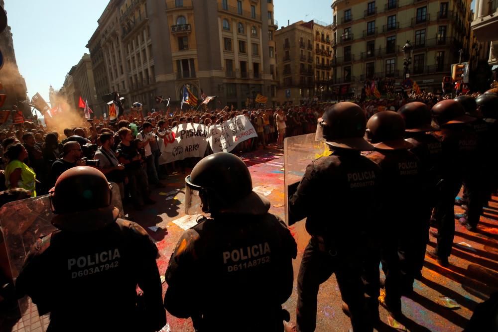 Choques entre independentistas y mossos en Barcelona