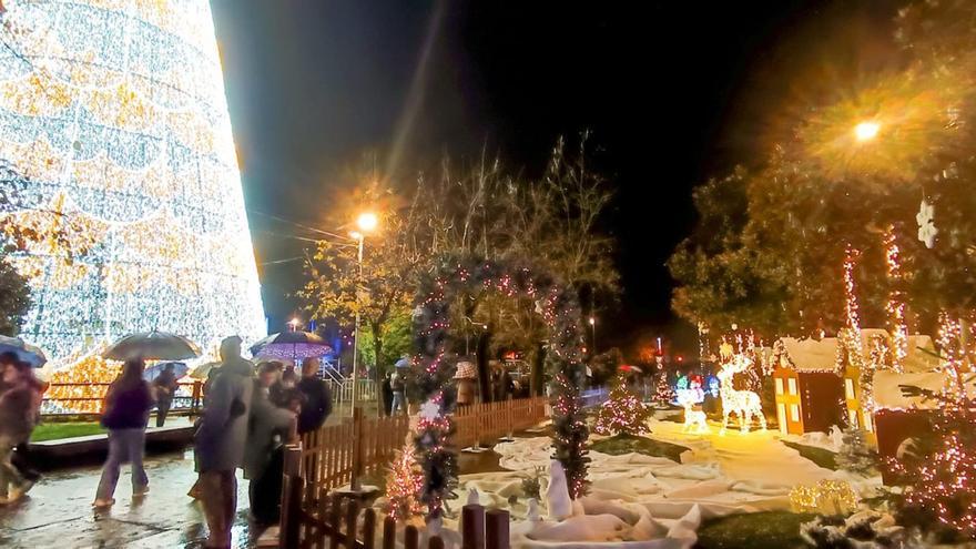 El árbol de Praza Bispo Cesáreo y poblado navideño.  | |