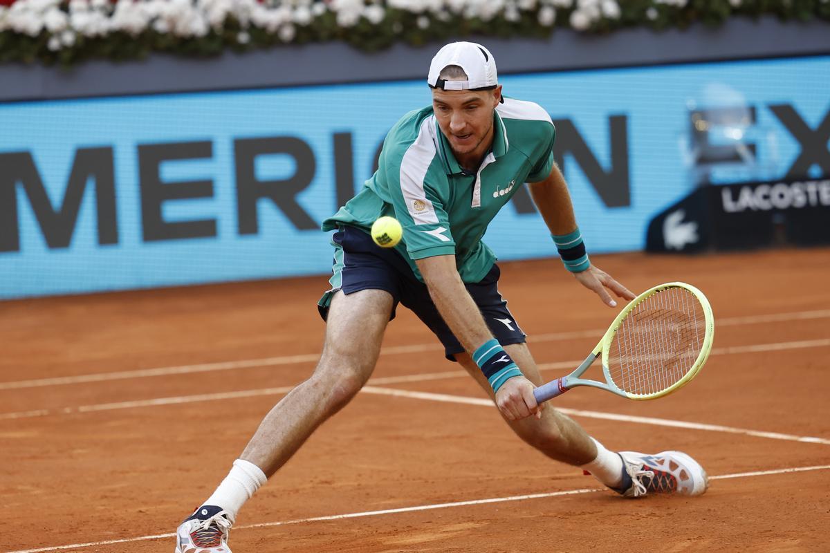 MADRID, 07/05/2023.- El tenista alemán Jan-Lennard Struff devuelve la bola al español Carlos Alcaraz durante la Final ATP individuales en el estadio Manolo Santana del Mutua Madrid Open, este domingo.EFE/ Chema Moya