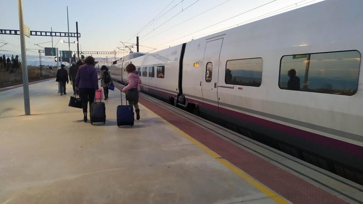 Passatgers a l&#039;estació de l&#039;AVE Figueres-Vilafant