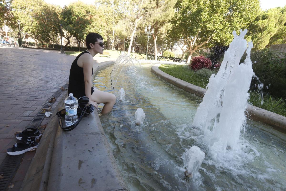 Los parques con sombra y fuentes de agua son un buen lugar para refugiarse del calor.