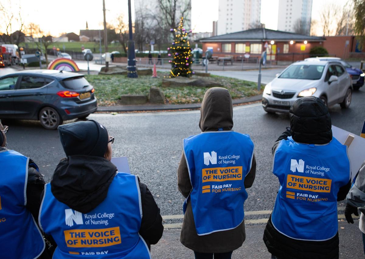 Enfermeras del National Health Service (NHS), el sistema público de salud británico, protestan a las puertas de un centro hospitalario en Leeds, Gran Bretaña.