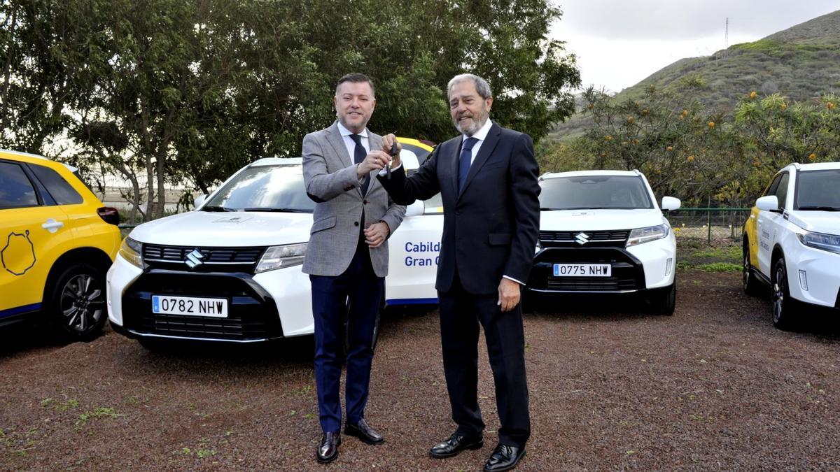 Durante el acto simbólico, Teodoro Sosa recibió las llaves de los vehículos de manos de Federico Gómez, representante de Fedeauto.