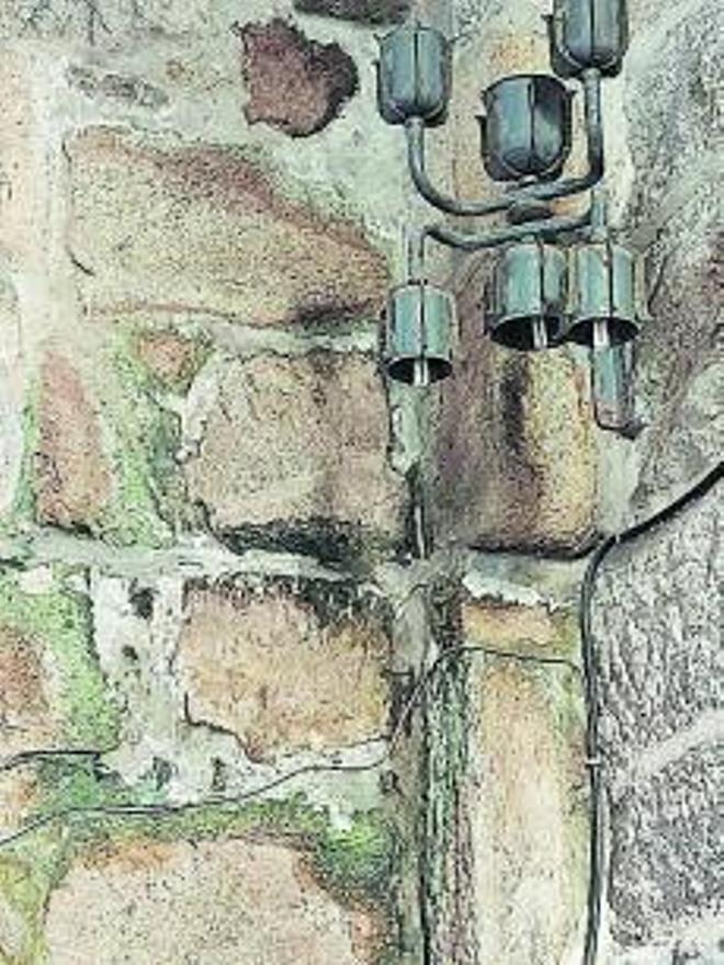 Humedades en una de las paredes del Templo Votivo.