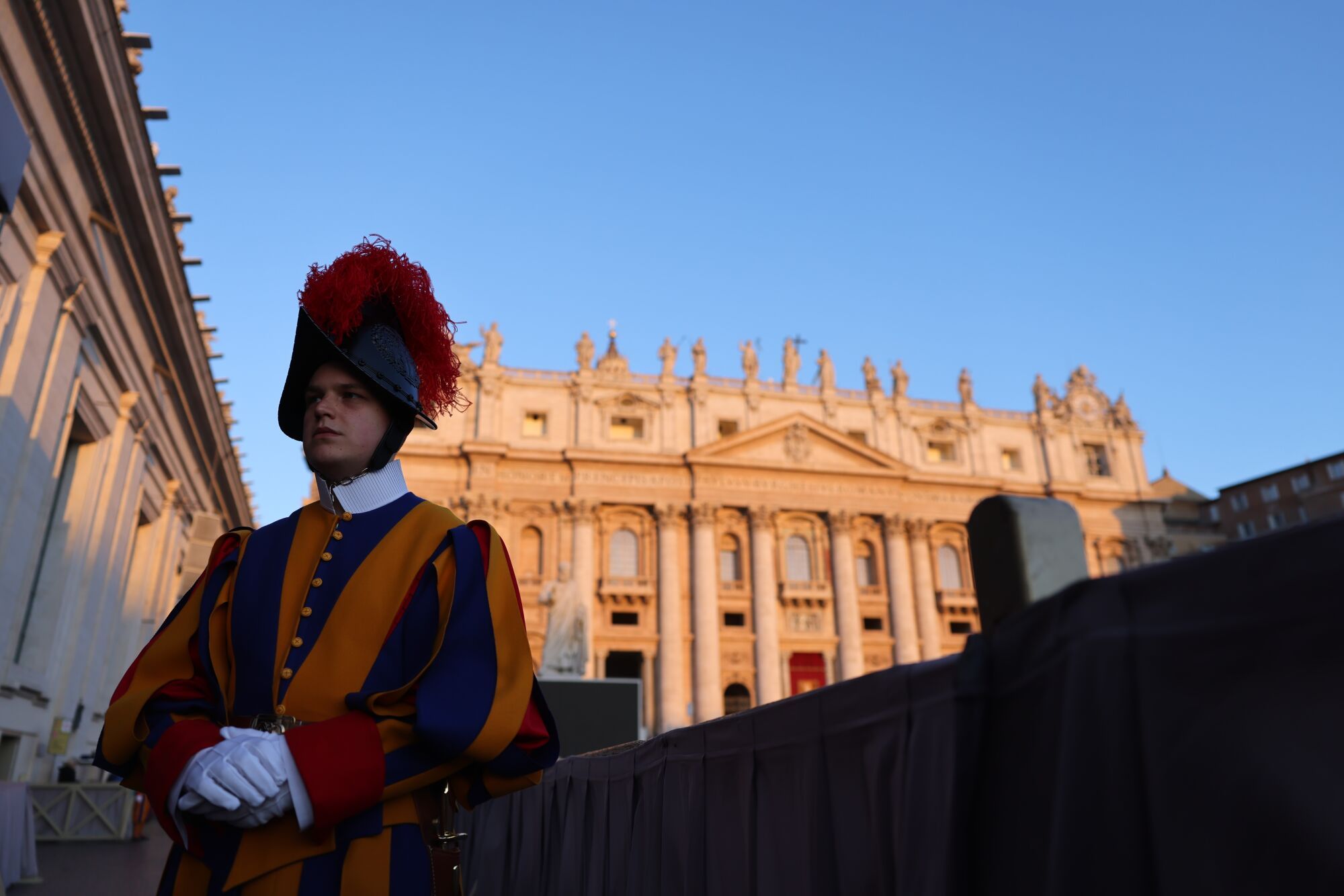 26 April 2025, Vatican, Vatican City: A Swiss Guard stands in St. Peter's Square during the funeral of Pope Francis, who passed away on Easter Monday at the age of 88. Photo: Oliver Weiken/dpa 26/04/2025 ONLY FOR USE IN SPAIN. Oliver Weiken/dpa;religion;belief;diplomacy;Pope Francis Death - Vatican;