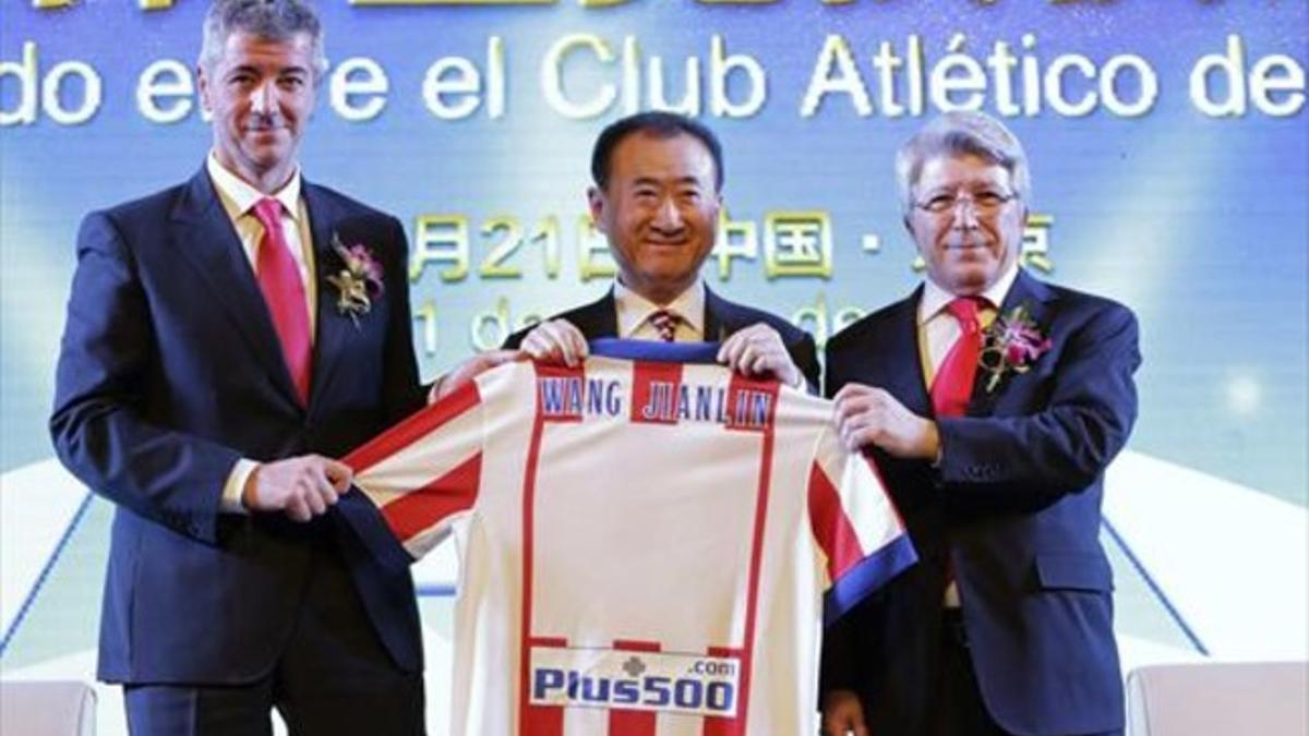 Gil Marín y Cerezo posan junto a Wang Jianlin, dueño del grupo Daiian Wanda.