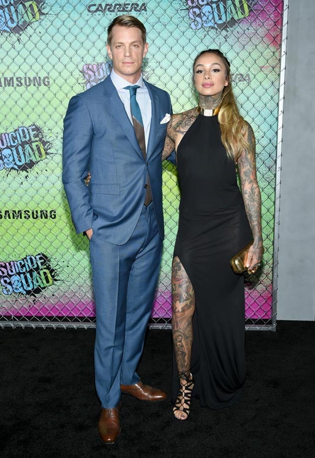 Joel Kinnaman y Cleo Wattenstrom, en la première del Escuadrón Suicida en Nueva York.