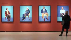 Cuatro de los 82 retratos realizados por el británico David Hockney, que se exponen en el Guggenheim de Bilbao.