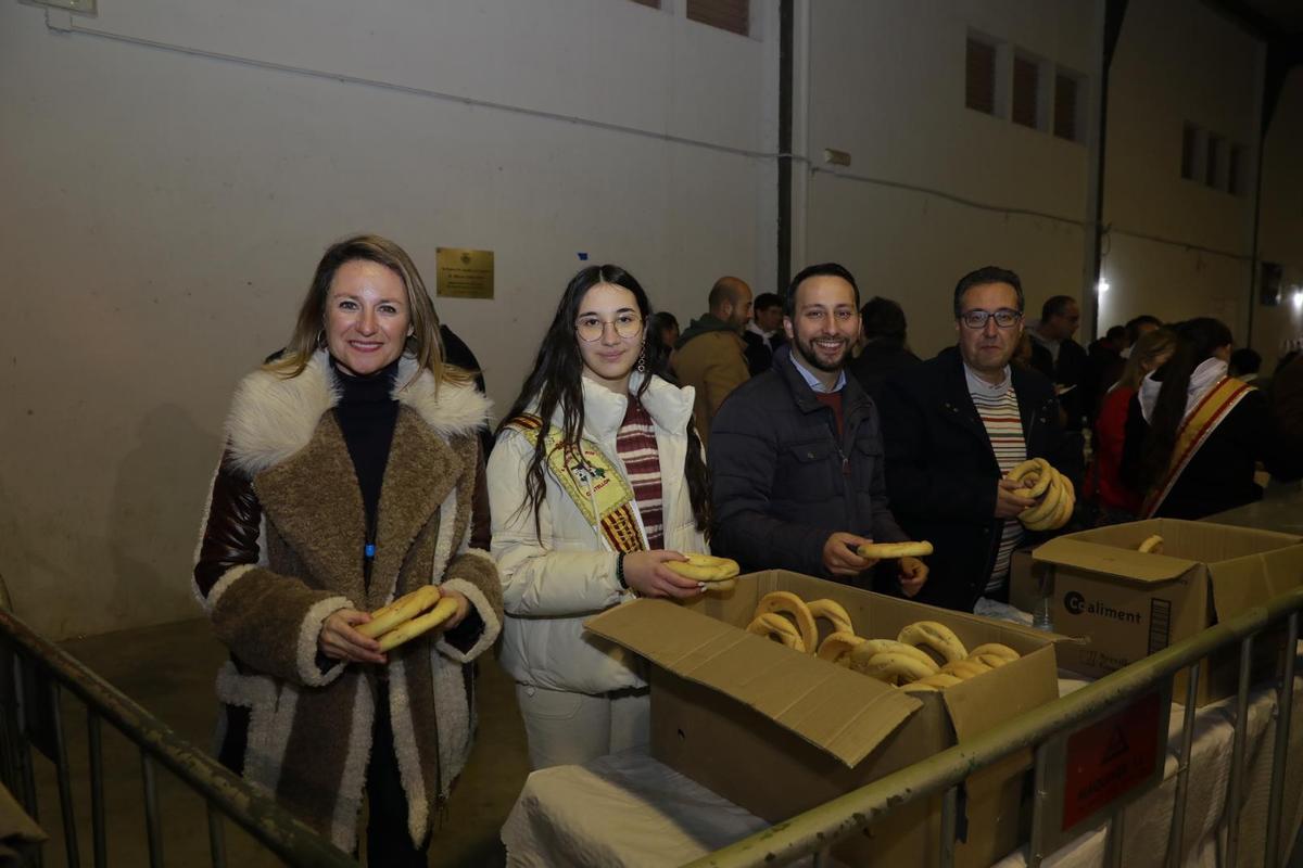 Begoña Carrasco, Lledó Cabañero, Sergio Toledo y Paco Cabañero, este sábado, en el reparto de los rollos.