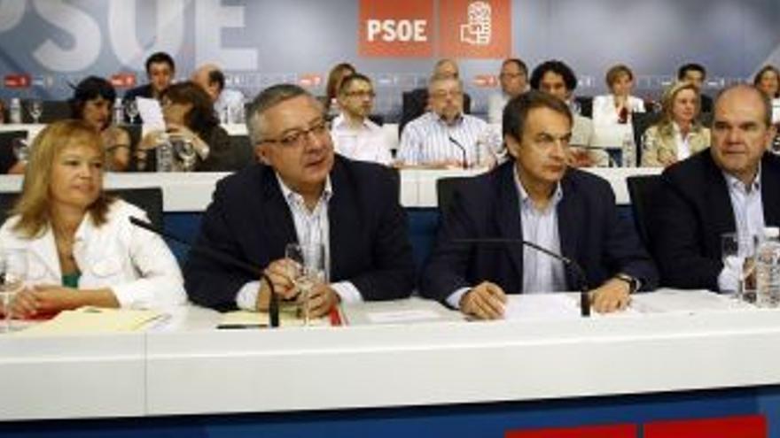 Zapatero justifica los ajustes en el mantenimiento del Estado del bienestar