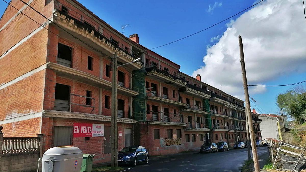 El edificio inacabado Mandeo 50, en Betanzos.  | // LA OPINIÓN