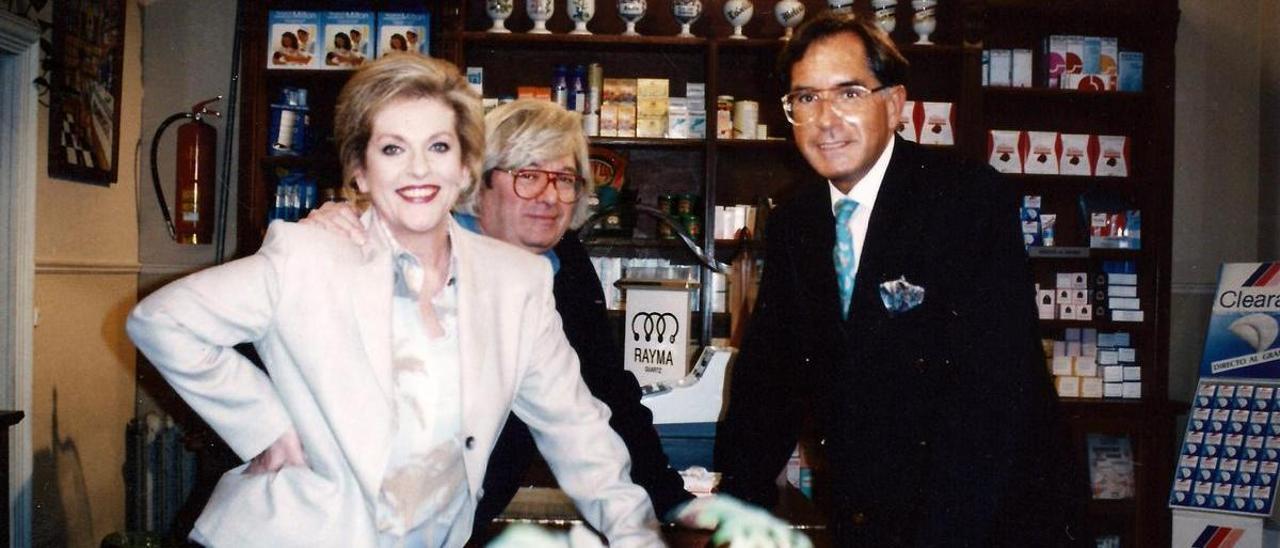 Alejandro Morales junto a Concha Cuetos y el director de &#039;Farmacia de Guardia&#039;, Antonio Mercero