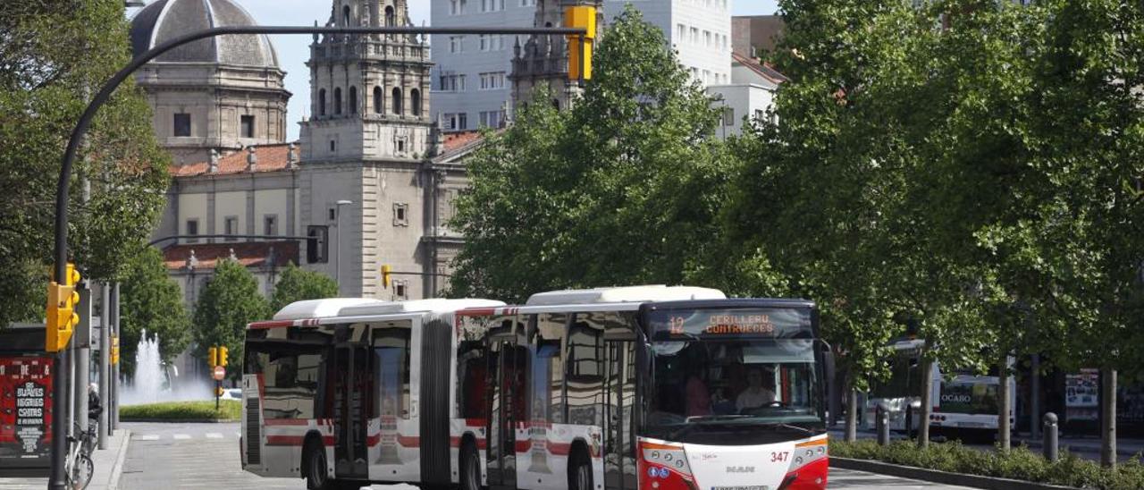 Un autobús de Emtusa circula por el centro de la ciudad.