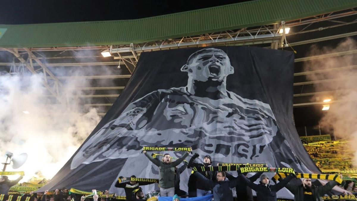 Hinchas rinden homenaje al futbolista argentino Emiliano Sala antes del partido de fútbol de la Liga Francesa entre Nantes y Saint Etienne, en el estadio La Beaujoire en Nantes.