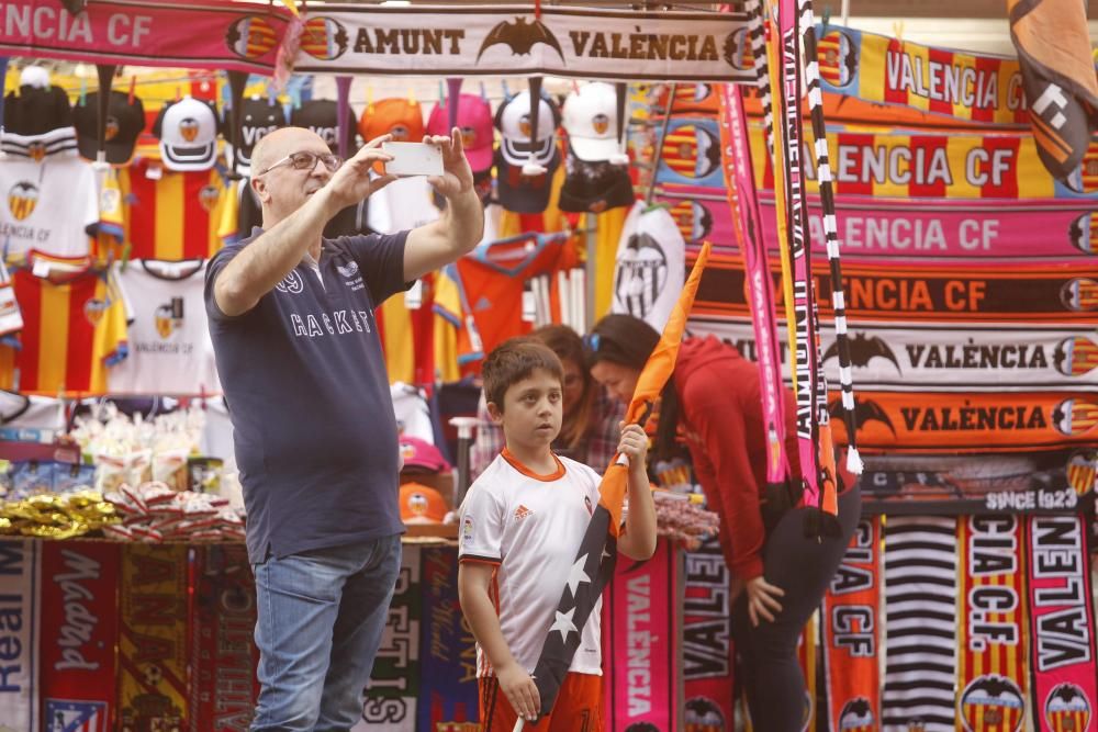 Pitos y cervezas antes del Valencia - Sporting