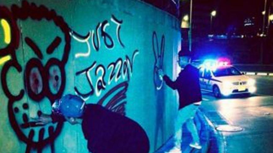 Justin Bieber hace un graffiti en Río de Janeiro.