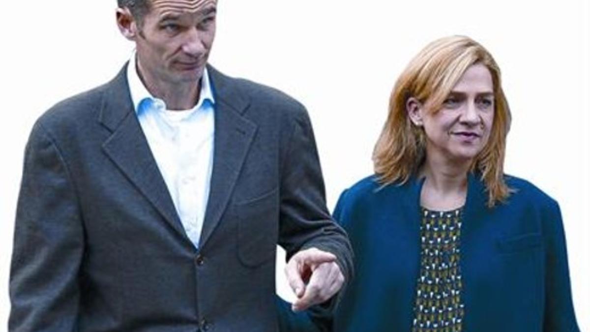 Cristina e Iñaki, en noviembre del 2012, a la salida del hospital tras visitar al Rey recién operado.