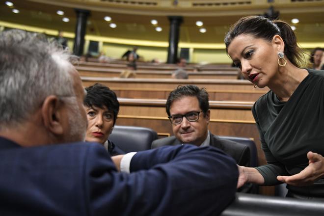 El Gobierno plantea ahora la prohibición total de menores de 16 años en redes sociales con "contenido dañino"