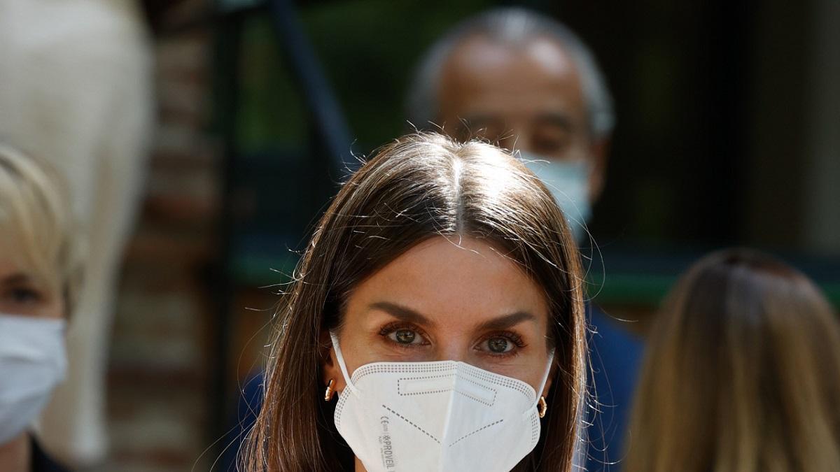 La reina Letizia estrena blusa de estampado floral y mangas con volantes para la reunión del Patronato de la Residencia de Estudiantes