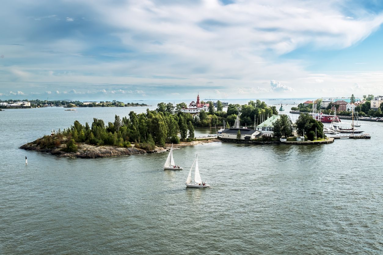 El puerto de Helsinki en verano