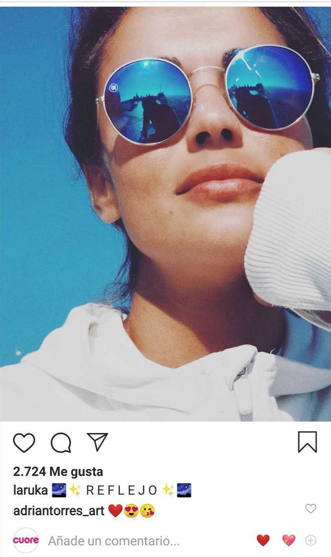 Selfie de Lara Álvarez con gafas de sol y el reflejo de Adrián Torres