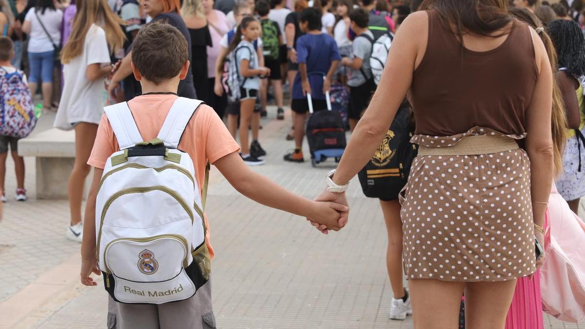 Una madre acompaña a su hijo al colegio en el primer día de curso