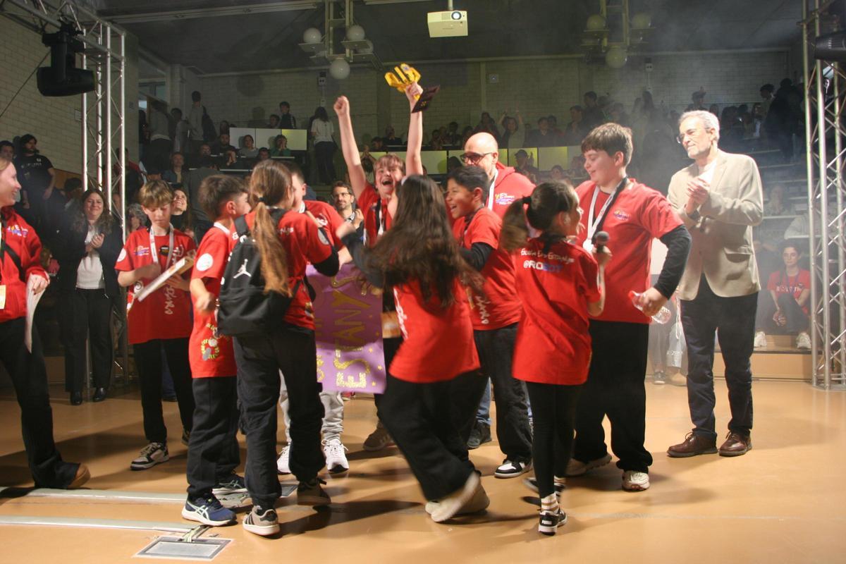 L'equip Estanys, de l’Escola Els Estanys de Castell- Platja d’Aro, guanyadors de la setzena edició de la First Lego League.