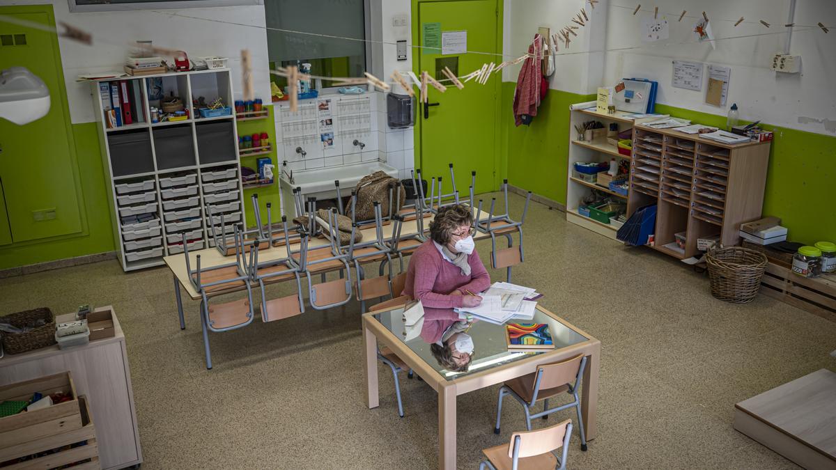 Una profesora del colegio Diputació prepara una clase on line para sus alumnos, todos confinados.