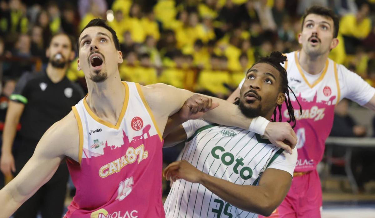 Jacques Guemeta, a la derecha, lucha por el rebote en el encuentro disputado por el Coto Córdoba de Baloncesto ante el Insolac Caja87.