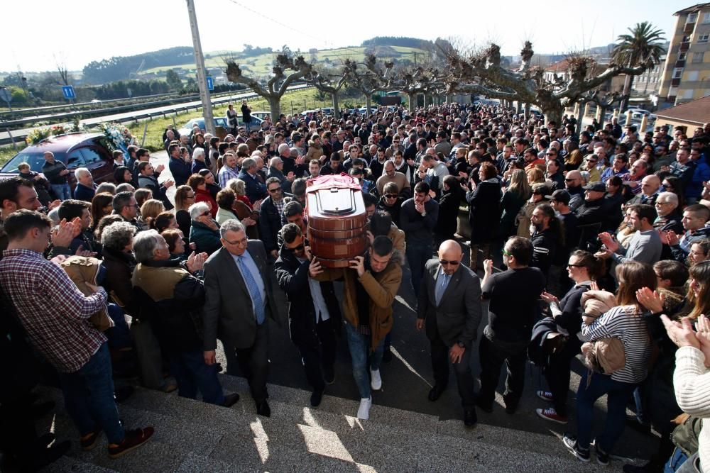 La gran familia del deporte asturiano rinde homenaje póstumo al futbolista Hugo Suárez