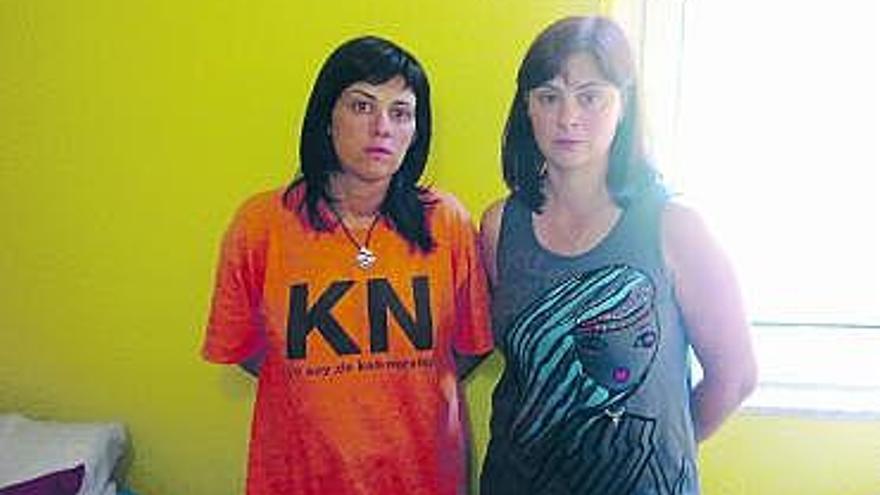 Por la izquierda, Marisol y Conchi Azcárate, hermanas del fallecido.