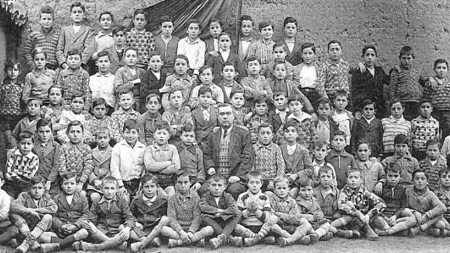Leónides Domínguez González (centro) junto a los alumnos de Corrales en los años treinta.