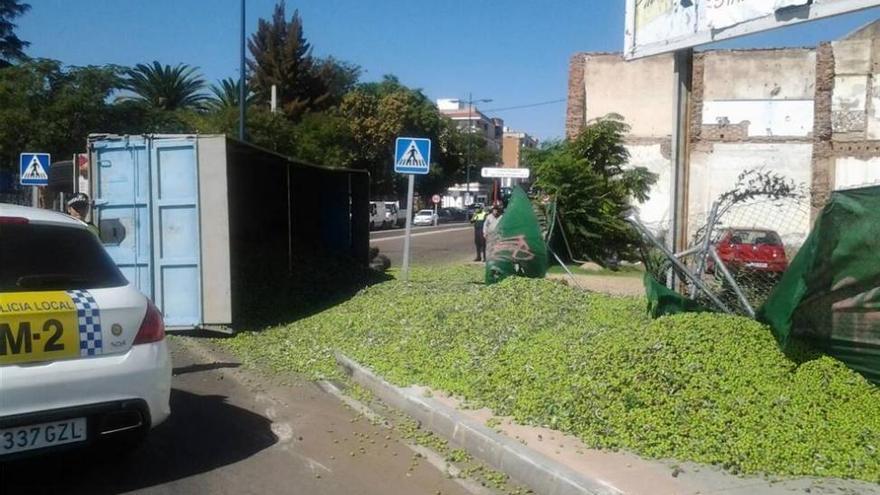 Entre 8.000 10.000 kilos de aceitunas inundan una calle de Almendralejo