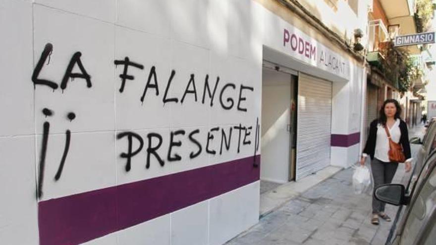 Pintadas fascistas en la sede de Podemos en su estreno