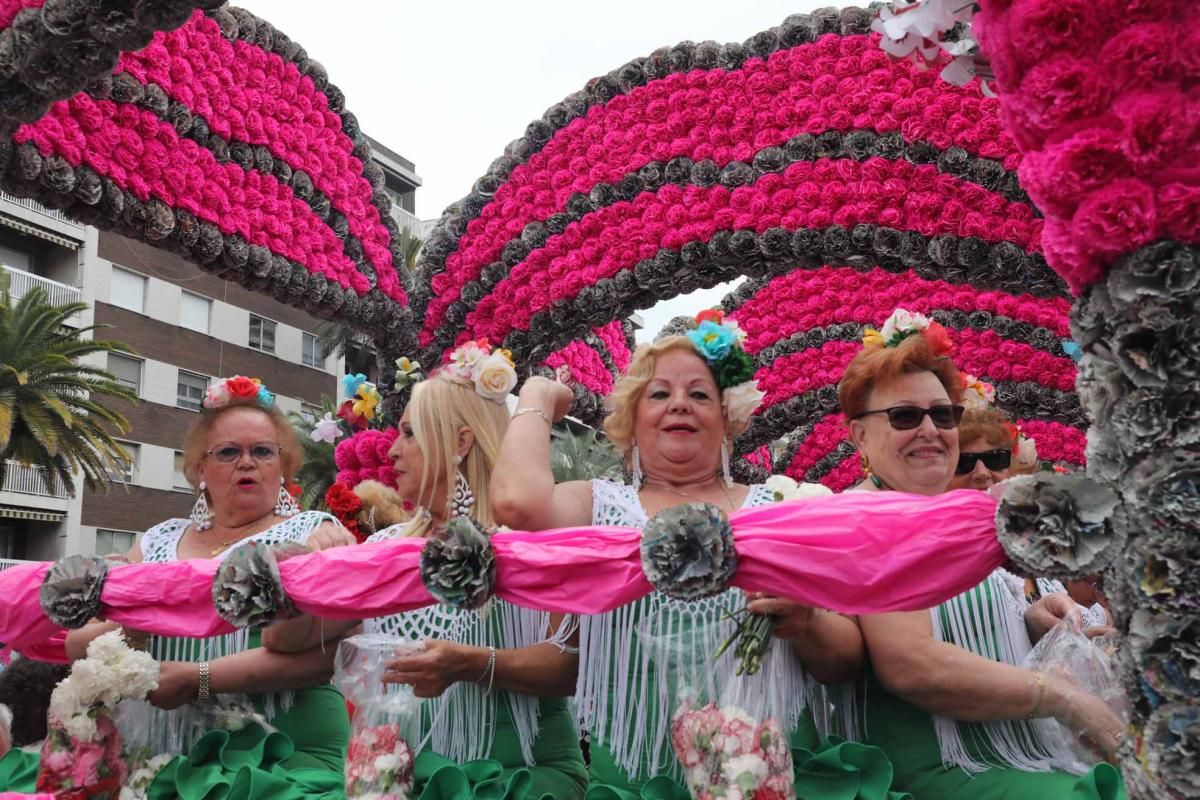 Miles de cordobeses participan en la Batalla de las Flores